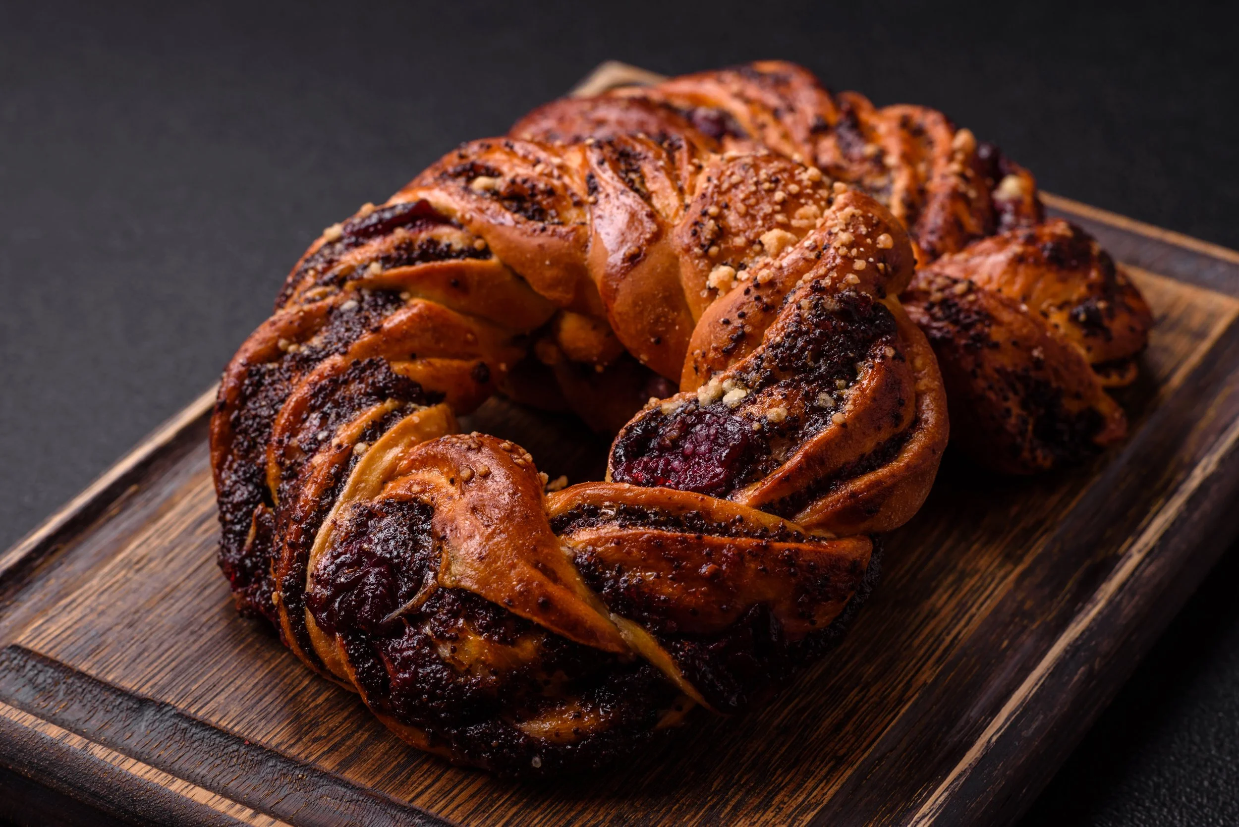 Delicious_Fresh_Baked_Bun_With_Poppy_See_original_2679933.jpg