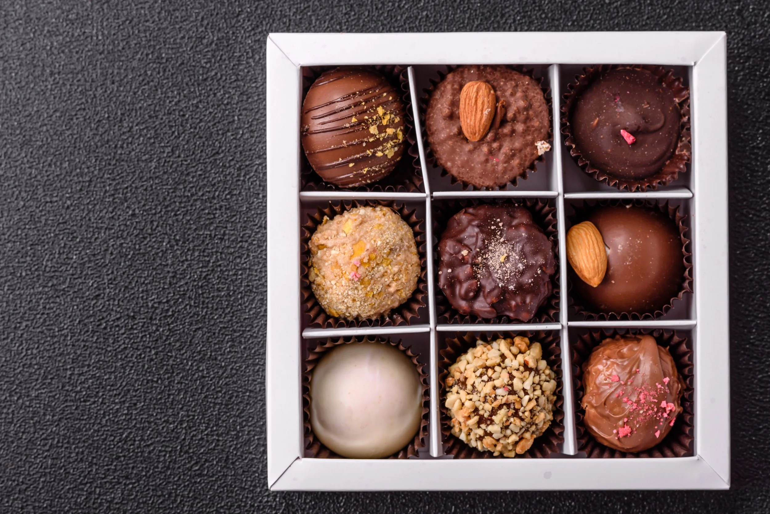 Homemade_Chocolate_Candies_With_Differen_original_3290069.jpg