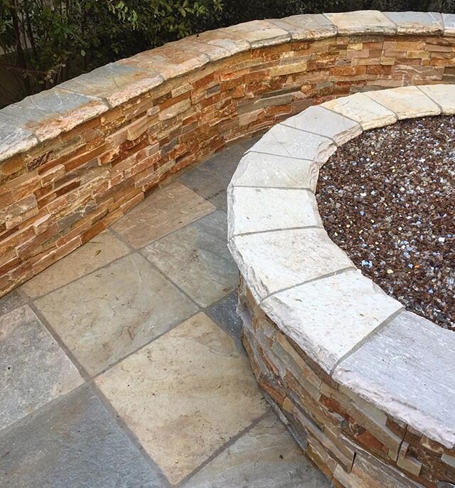 Rocking in the New Year &bull;&bull;&bull;&bull;&bull;&bull;&bull;&bull;&bull;&bull;&bull; Thanks to Flores Masonry
Thanks to @garden.butterflyla
Thanks to @enviroscapela
Thanks to @aacolorpost Thanks to Cervantes Brothers South Bay 
#GardenMagicComp