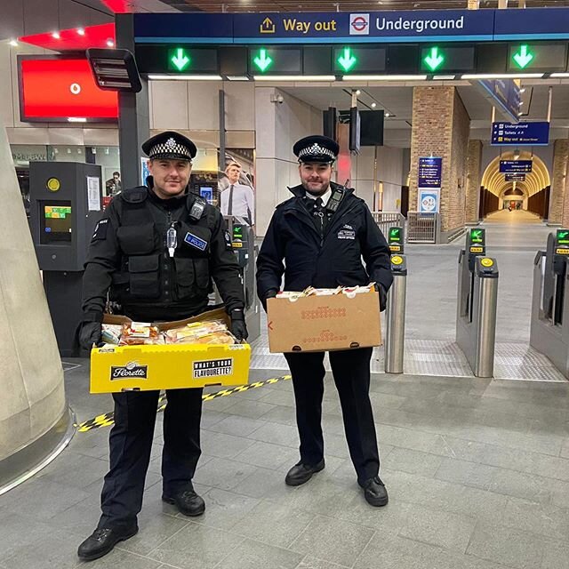 We 💚 our community. This afternoon our BID officers PCs Nick and Lee, delivered boxes of food kindly donated by @Tesco #tooleystreet to the hardworking #nhsstaff at Guy&rsquo;s and St Thomas&rsquo; hospital .
.
.
.
.
.
#se1 #londonbridge #community 