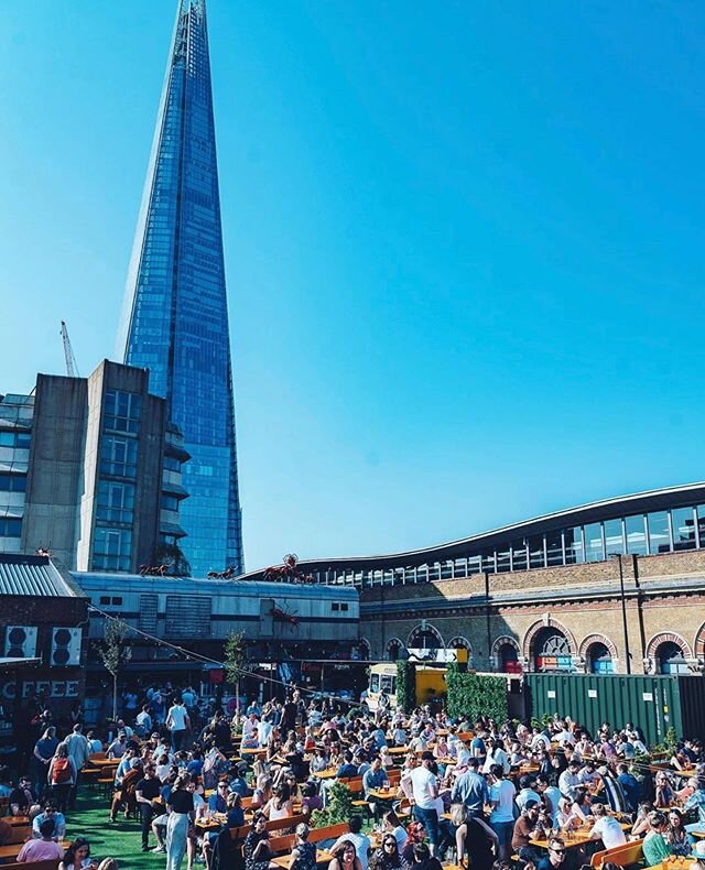 🌞 Friday afternoon scenes of summers gone by in the sunshine #atlondonbridge ❤️ Who could fancy a 🍺 at @vinegaryardldn right about now? .
.
.
.
.
.
#vinegaryard #se1 #londonbridge #bermondsey #fridayfeeling #fbf #summer #Southlondon #southlondoners