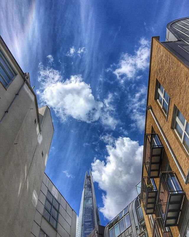 Secret hideaways 🤫🌿 &bull;
Who knows where to find this view in London Bridge? #atlondonbridge .
.
.
.
.
#hiddenlondon #lookuplondon #se1 #secretgarden #se1 #londonerslondon #theshard #architecturelovers #gibbonsrent #cloudchaser #cloudsofinstagram