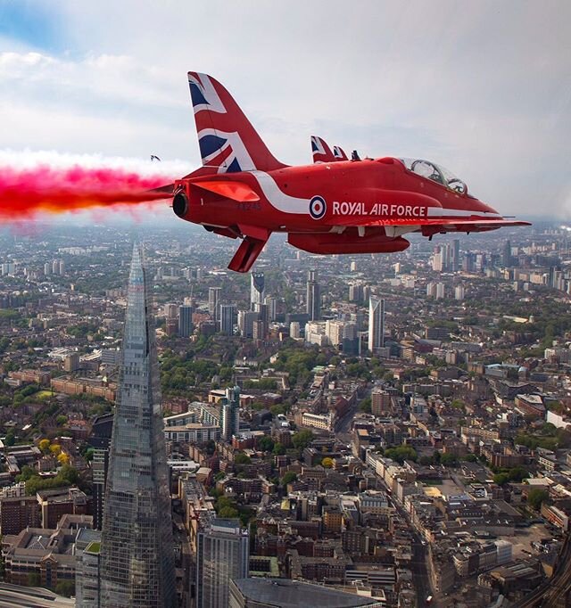 ❤️🤍💙 The #RedArrows fly over The Shard during their London flypast, marking the 75th anniversary of #VEday on 8th May. Brilliant photograph by SAC Hannah Smoker 🛩🇬🇧 .
.
.
.
.
#atlondonbridge #theshard #flyover #veday75 #raf #london #thisislondon
