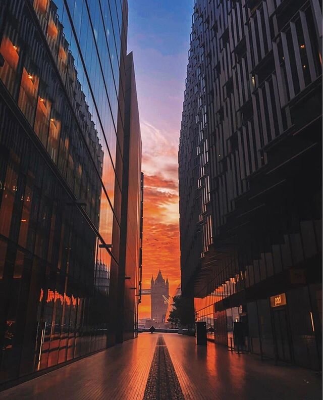 🔥 This has to be one of our favourite views in London Bridge @pjjn.photo 👏
.
.
.
.
.
.

#lovelondonbridge #atlondonbridge #fireskies #towerbridge #morelondon #londonbridgecity #prettycitylondon #igerslondon #southlondon #sunset #redskyatnight #game