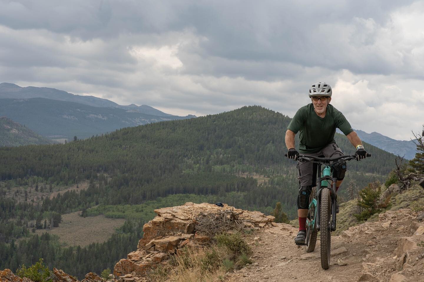 There&rsquo;s no better way to say farewell to the green and warm summer air and welcome new colors and seasonal change than getting out on a trail. 🍂

#brewers #shoshonenationalforest #windriverrange #thatswyo #landerwyoming

 📸 @bekka.mongeau