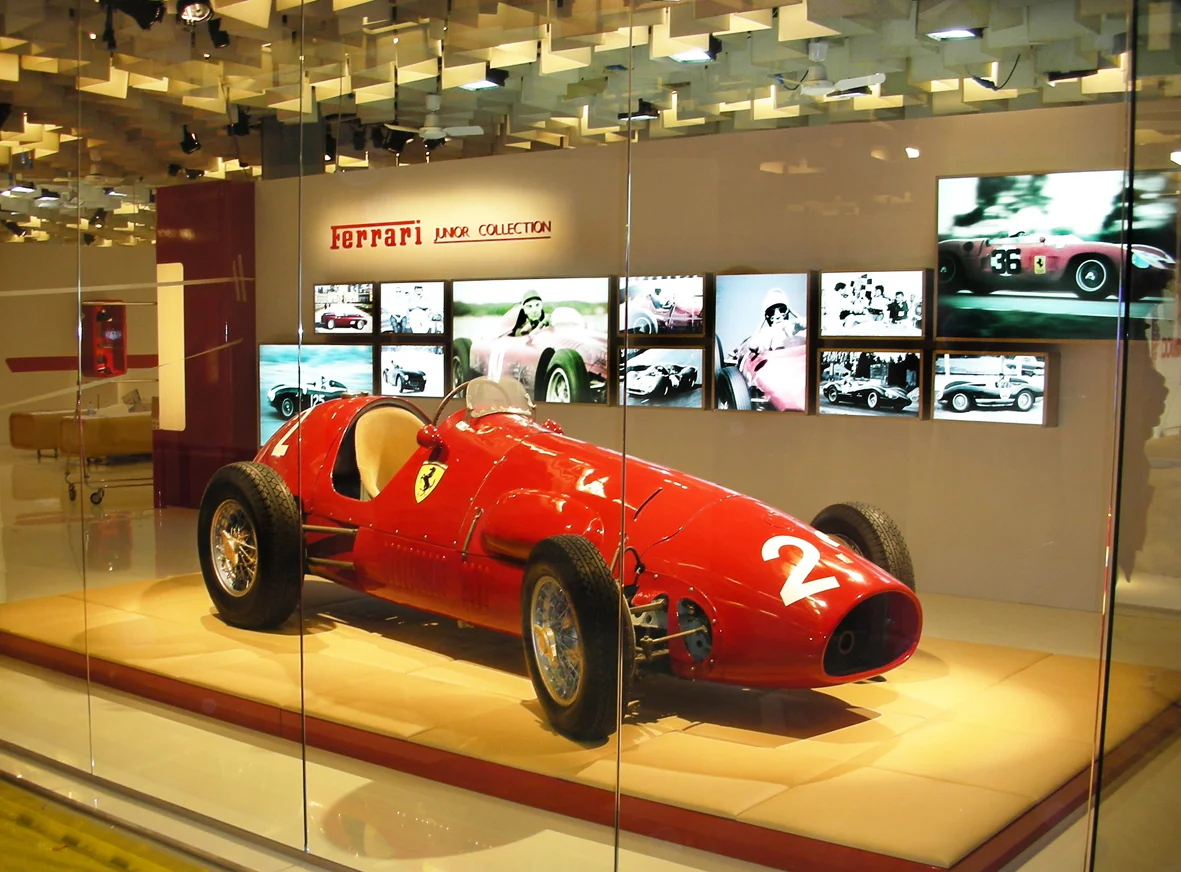stampa digitale led plexiglass stand ferrari.jpg