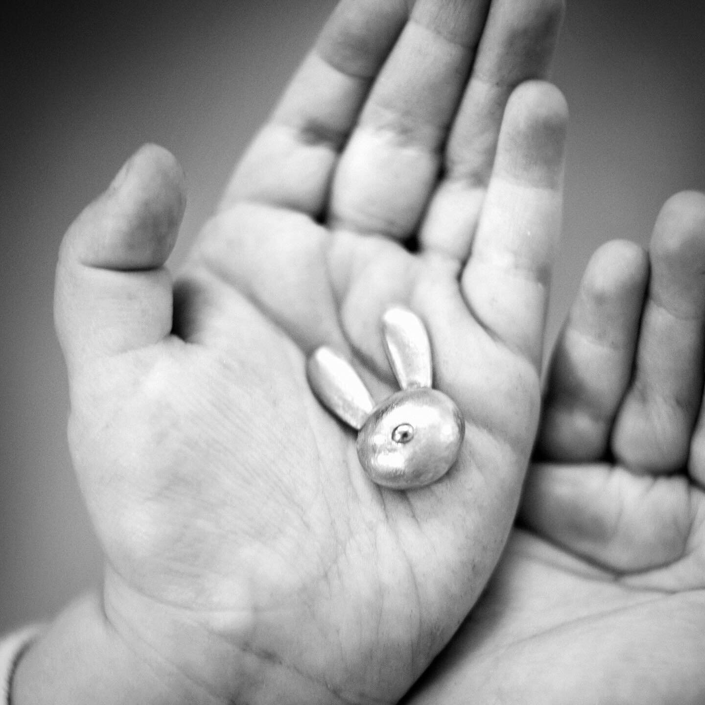 &AElig;ggejagten er sat ind. 🥚 God p&aring;ske derude, der er &aring;bent i butikken idag og i morgen  s&aring; du kan n&aring; at k&oslash;be p&aring;ske&aelig;g der ikke giver huller i t&aelig;nderne. 
#bunny #easterbunny #kanin #🐰