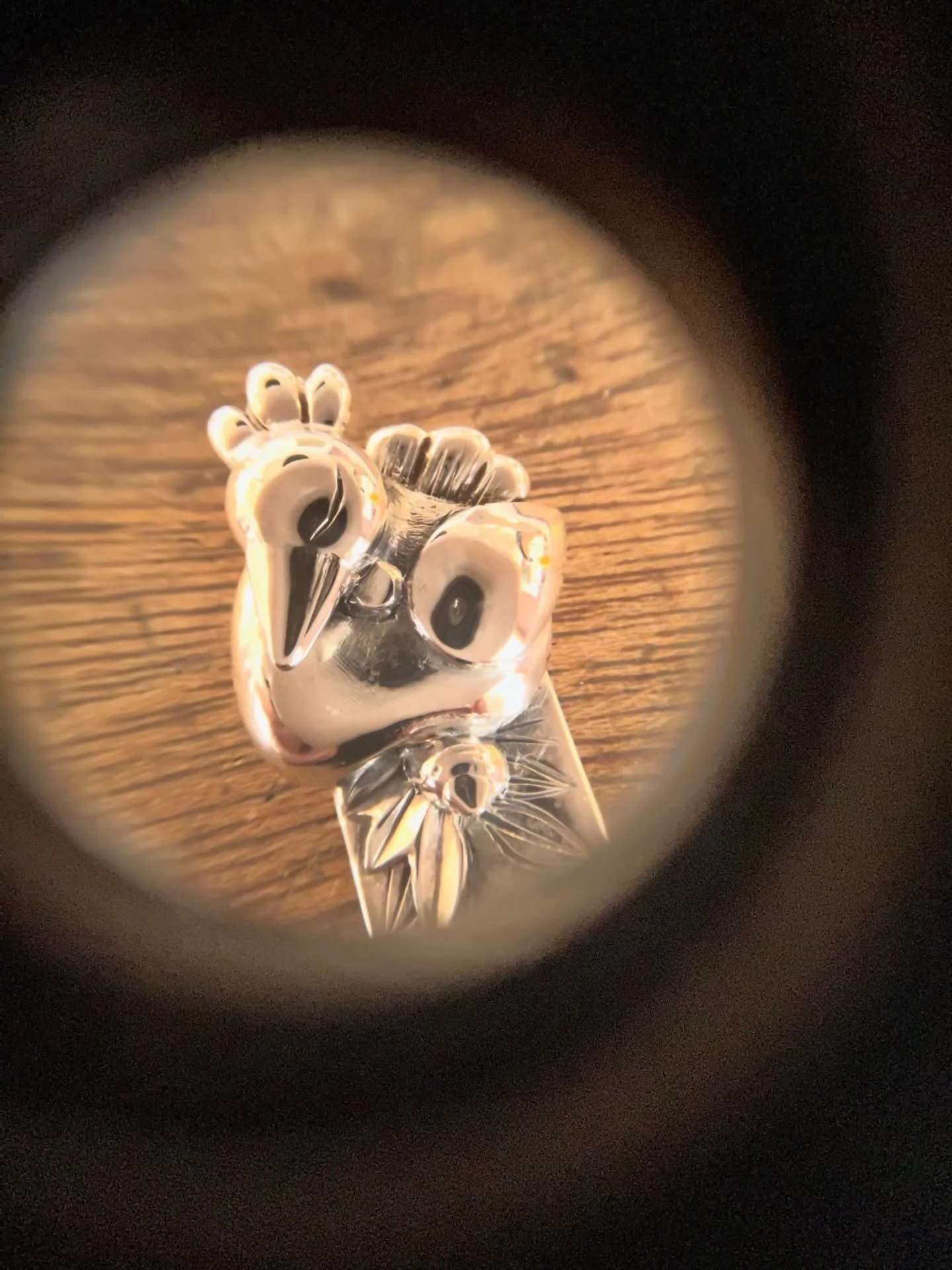 Gl&aelig;delig p&aring;ske 🐣 
Et p&aring;ske-tip herfra: spis ikke dit bl&oslash;dkogte &aelig;g med en s&oslash;lvske! Svovl i &aelig;gget f&aring;r s&oslash;lvet til at l&oslash;be an og smage lidt tr&aelig;ls; alternativt kan du bruge din guldske