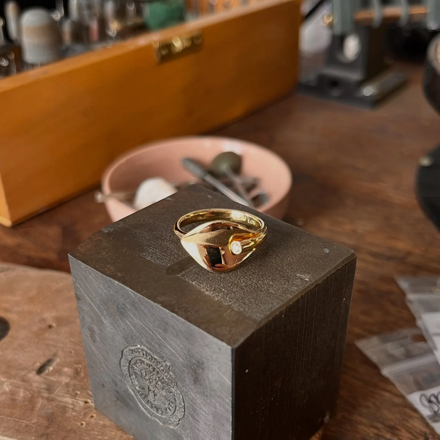 &lsquo;Du kender ham ikke, og pludselig giver han dig blomster!&rsquo; - det var lyden fra en reklame fra 80&rsquo;erne, men jeg husker ikke for hvad. Nu poppede s&aelig;tningen op i mit hovede; der er ikke mange blomster p&aring; arbejdsbordet for t