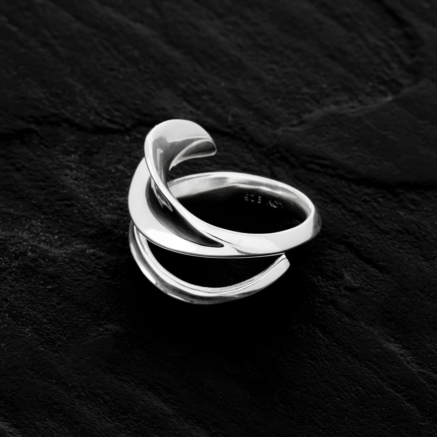 Jeg har puslet med lidt nye sager. Det er blevet til de sk&oslash;nneste ringe i guld og s&oslash;lv der er smedet af hele stykker og formet lige s&aring; de ligner blade der vikler sig om fingeren. I skal komme forbi butikken og pr&oslash;ve dem, fo