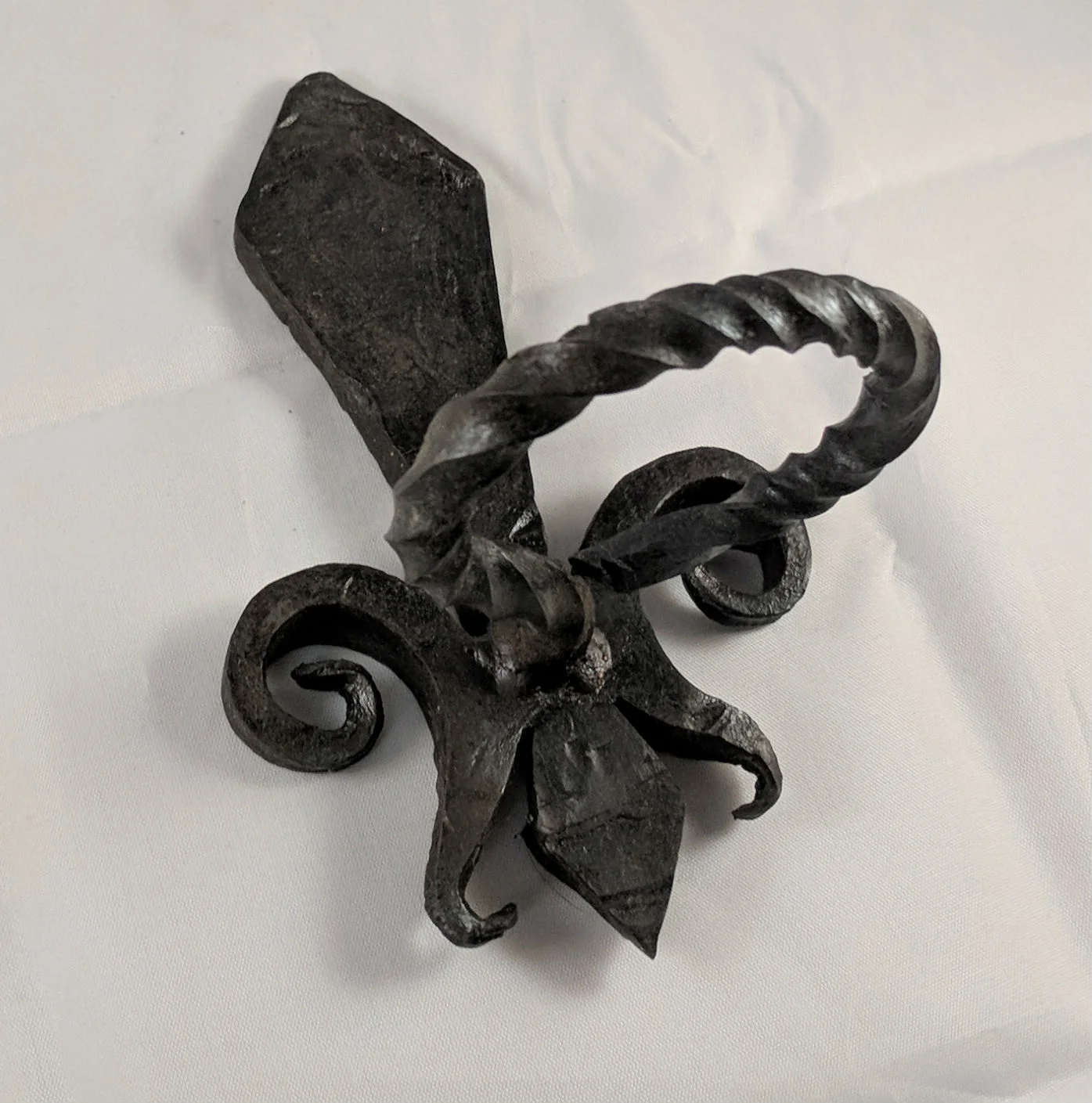 Fluer-de-Lis Wall Mount Ring