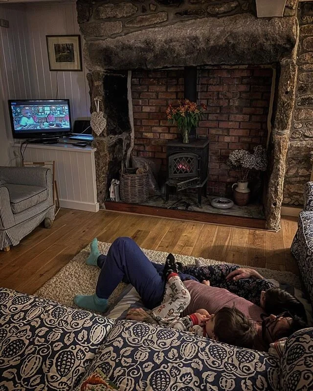HOW THINGS SHOULD BE
Cornwall. Cottage. Cuddles. Fire. Paddington 2. .
.
#cornwall #christmasholidays #newyear #escapefromlondon #travelmadfam #westcornwall #travelwithkids #littlewander @littlewanderworld
