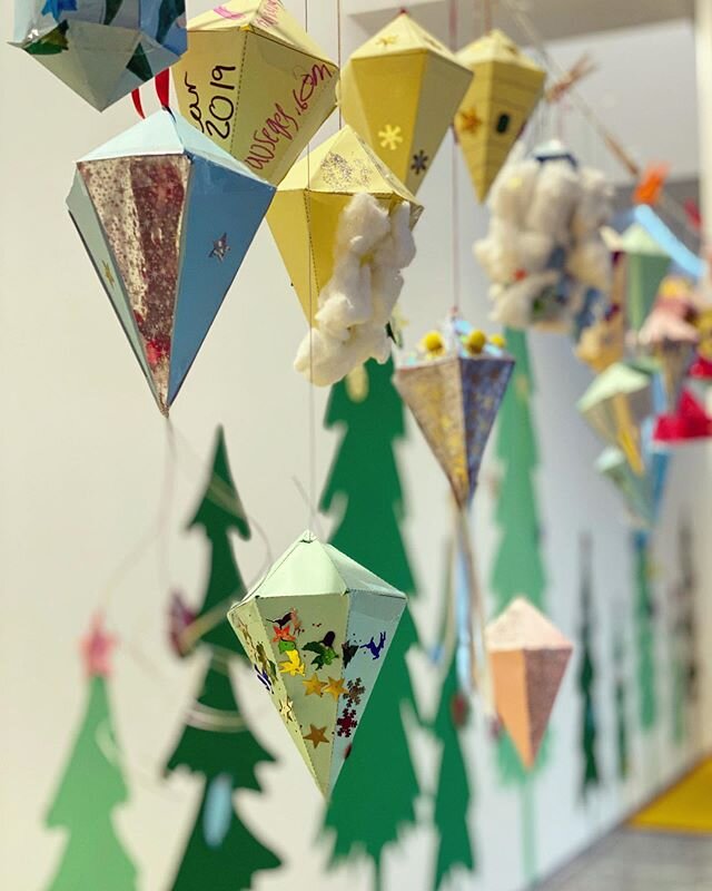 CRYSTALS
Tate Create sessions for the kids at the St Ives gallery, inspired by the geometric shapes of Otobong Nkanga&rsquo;s current show. Perfect when it&rsquo;s bloody miserable outside. .
.
#tatestives #otobongnkanga #artforkids #travelwithkids #