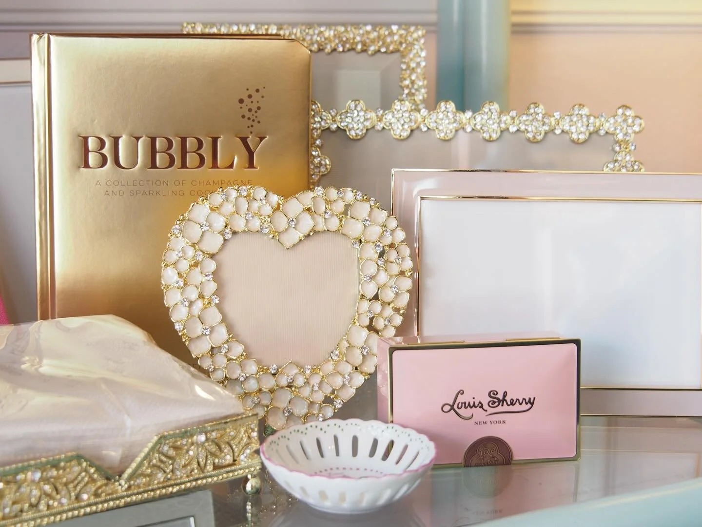 Pop the champagne! The winter wonderland is here and it&rsquo;s just the start of it! We&rsquo;re open Monday-Saturday 10 am-5 pm! Stop in 💙

#open #winter #fall #season #store #seasonal #seasonalstyle #design #designer #interior #interiordesign #in