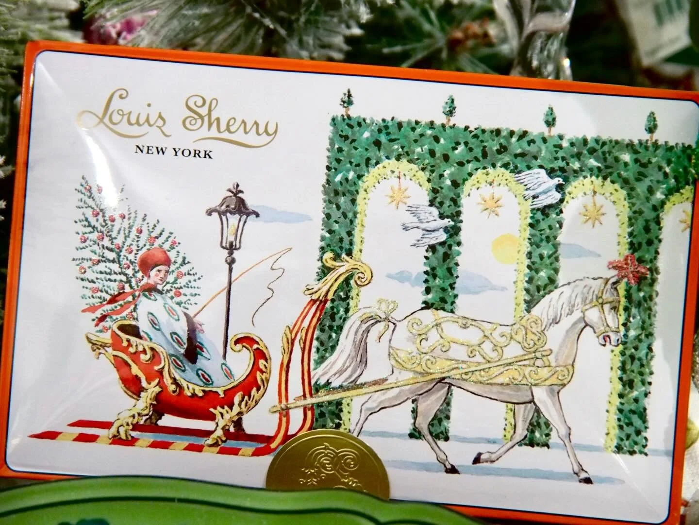 Snowflakes have fallen and the snow angels have formed ❄️All we need now are the horse drawn carriages and these chocolates boxes finalize the perfect winter wonderland 🤍☃️
.
.
.
#snow #snowman #horse #carriage #design #interior #interiordesign #des