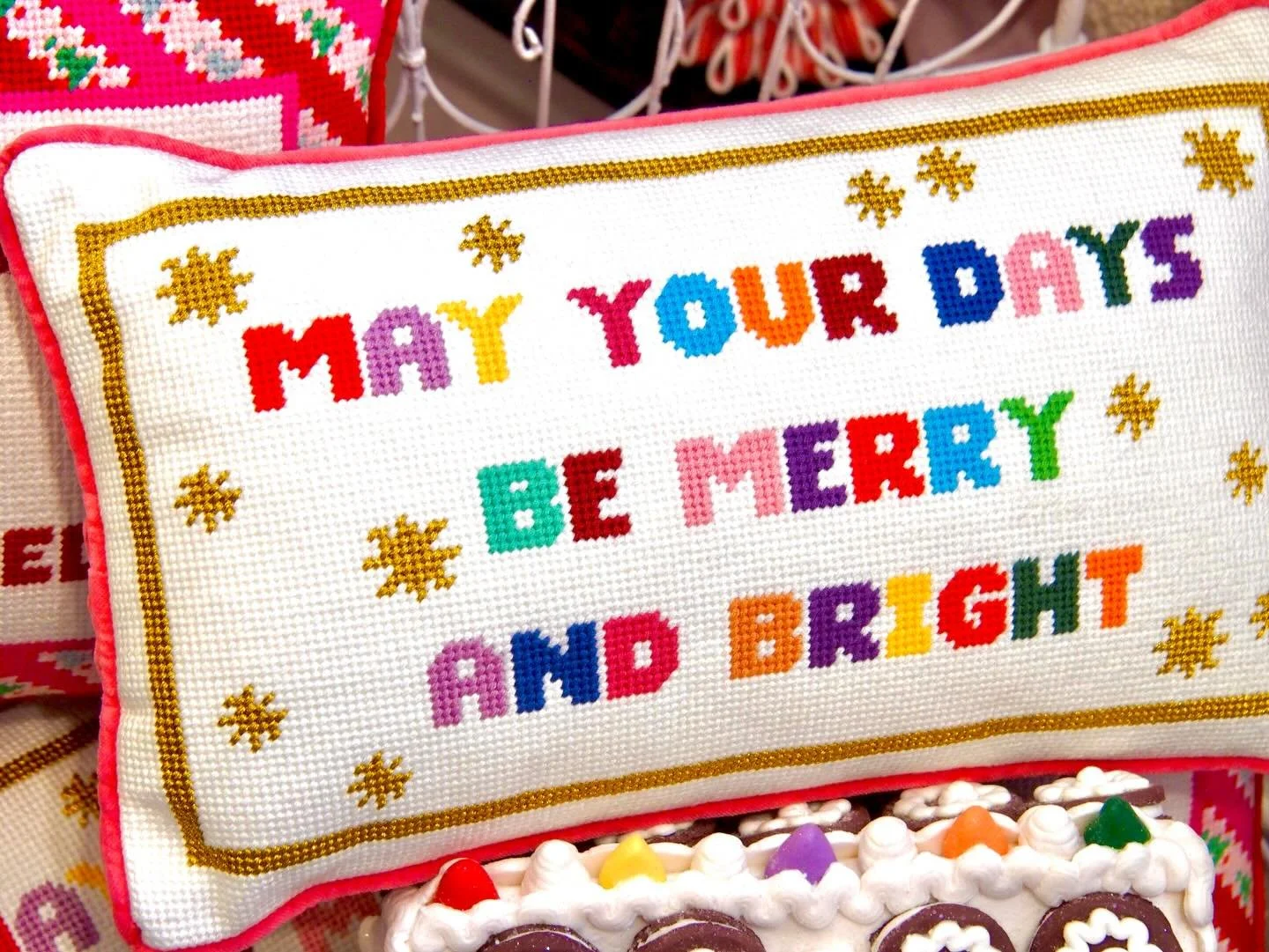 May your days be merry!! Because there&rsquo;s only 4 days left till the 25th ✨
.
.
.
#pillow #yankeepeddlerhinsdale #bright #christmas #interiordesign