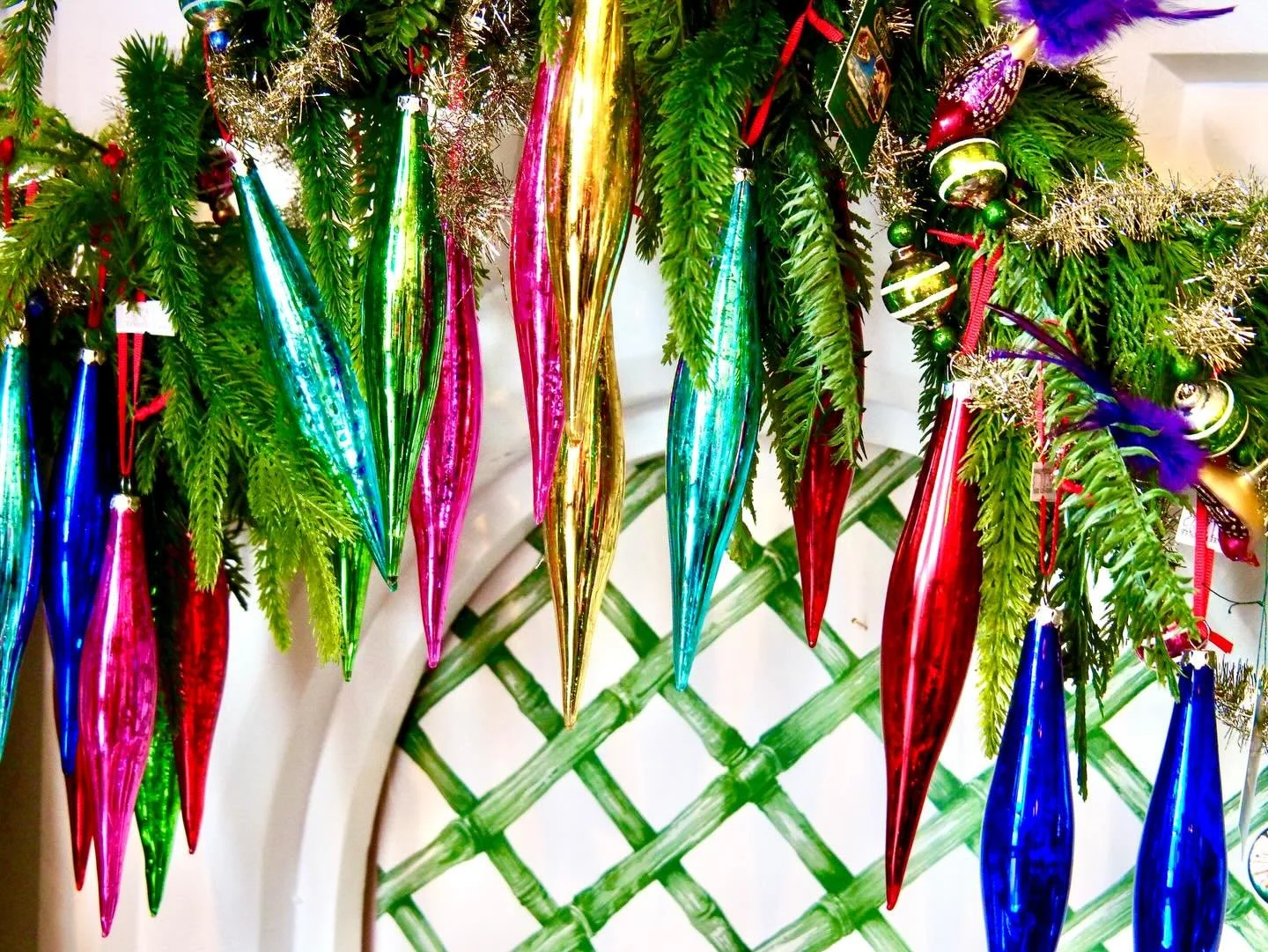 Last minute decor is here! These are perfect for any table, tree, mantle or even your outdoor garland! 
.
.
.
#ornaments #christmas #interiordesign #chicagodesigner #yankeepeddlerhinsdale