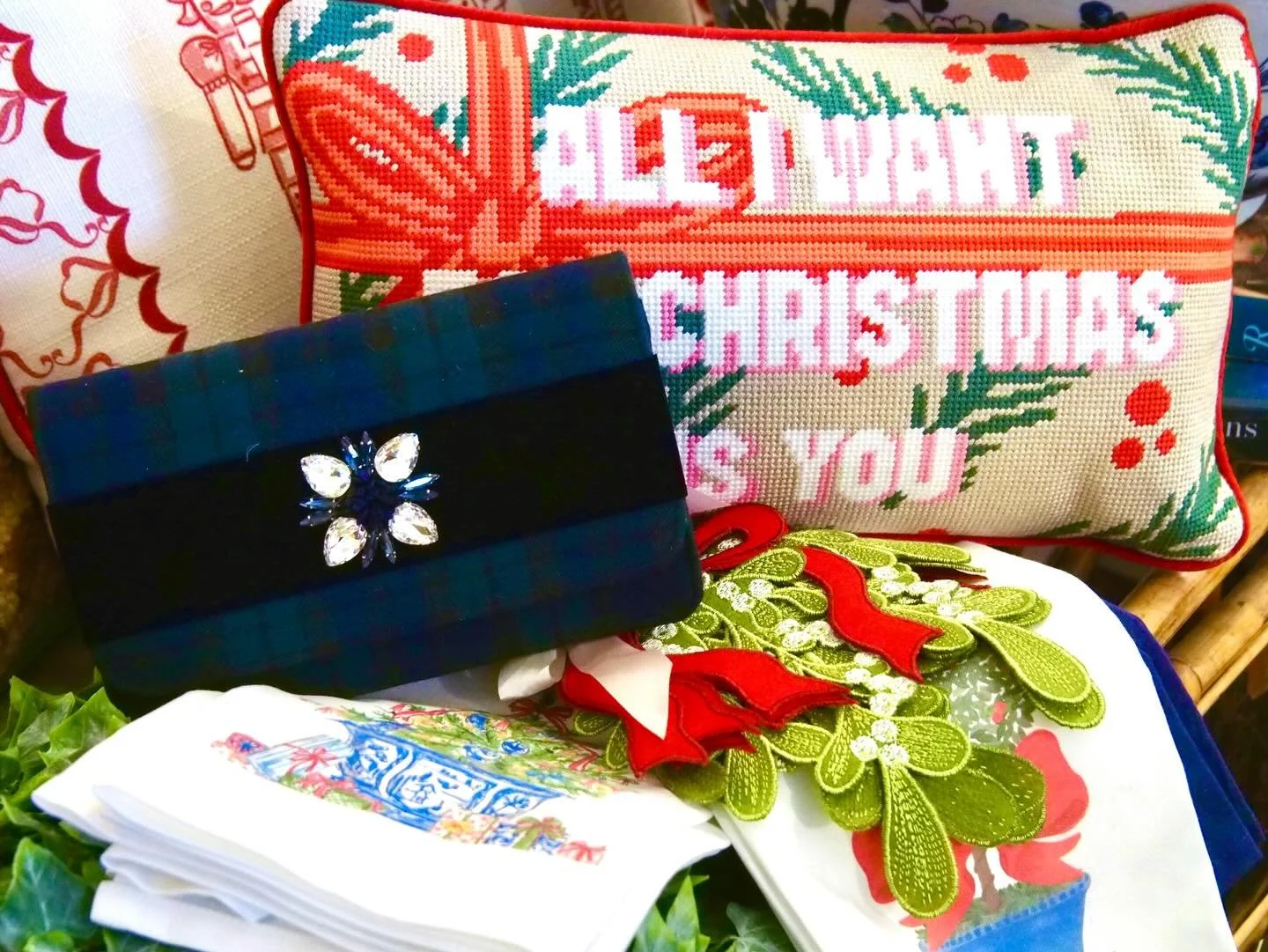 We are open till 3 pm today for your last minute Christmas parties! 
.
.
.
#christmas #yankeepeddlerhinsdale #designer #chicagodesign #interiordecor