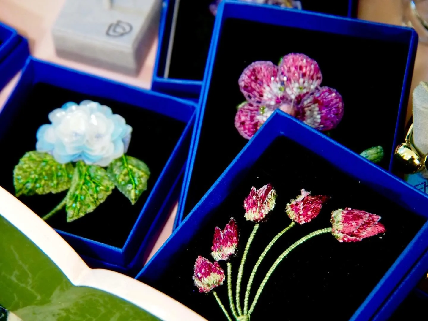 Spring is in bloom! We have the perfect hand made beaded pins to celebrate 💐
.
.
.
#interior #design #designer #chicagodesigner #hinsdaleil