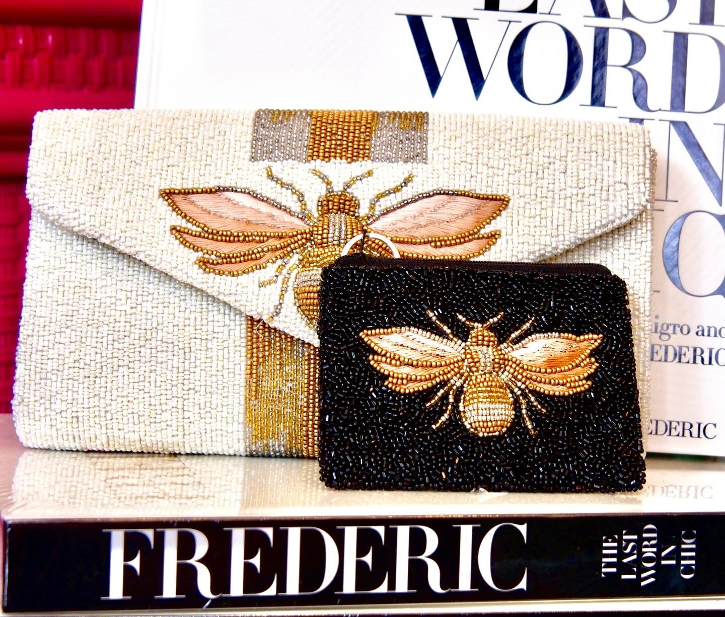 Spring is here &amp; we are so excited to for the warmer whether! 💐🐝
.
.
.
#spring #design #interior #interiordesigner #hinsdaleil