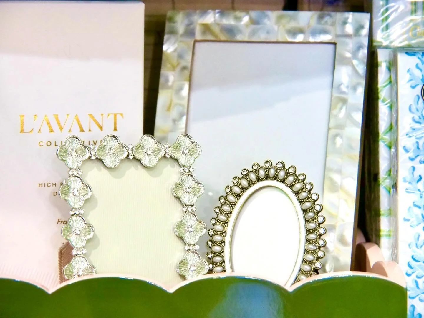 The greatest hostess gift anyone could receive! A place to store one of your most cherished memories 🤍
.
.
.
#pictureframe #design #chicagodesign #decor #interior