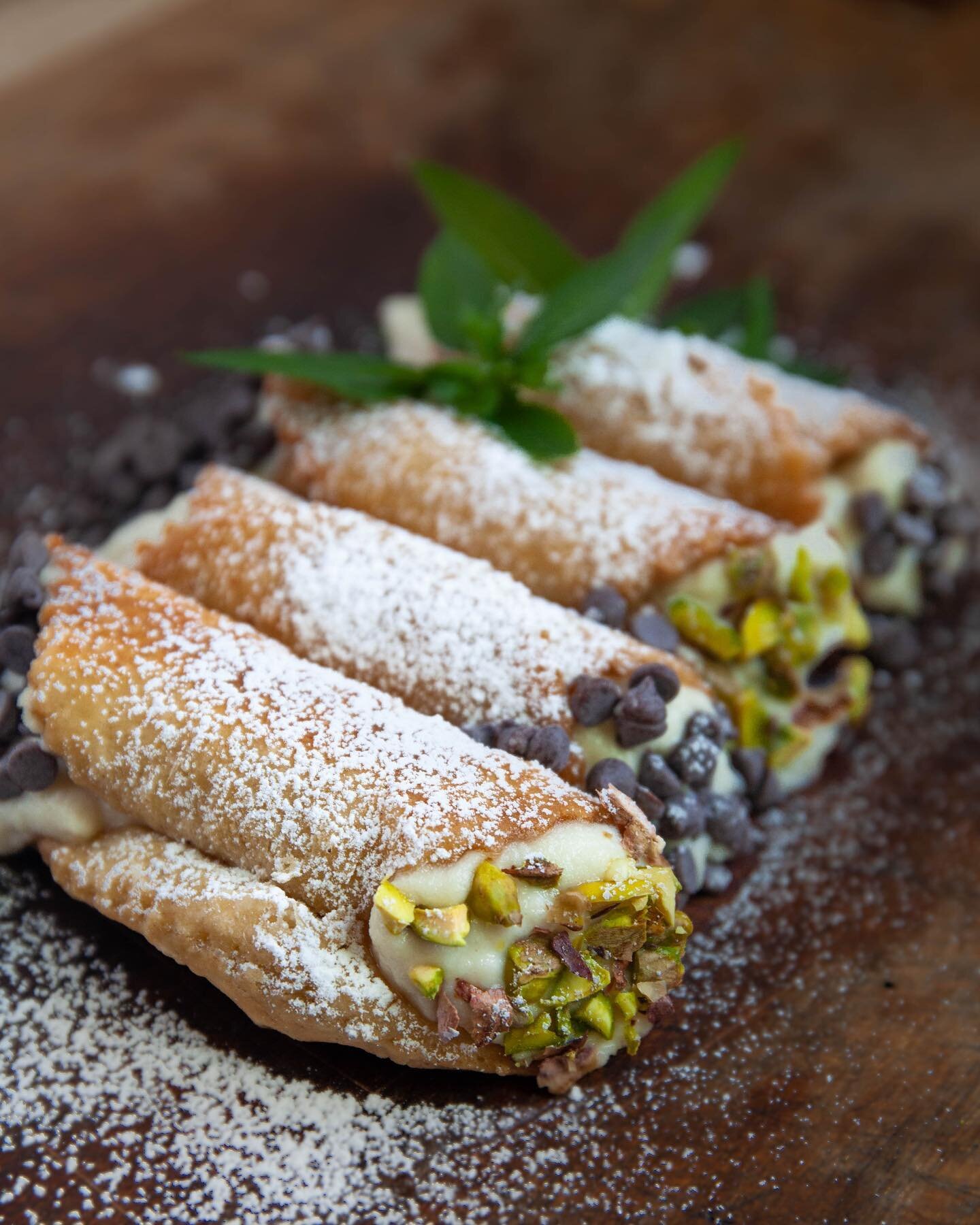 Vegan Cannolis 😍 a Sunday essential.✨
&bull;
These cannolis are entirely made from scratch and the full recipe can be found in my new cookbook ✨Mangiamo! The Vegan Italian cookbook!✨
&bull;
I also finally have an update about the printing process of