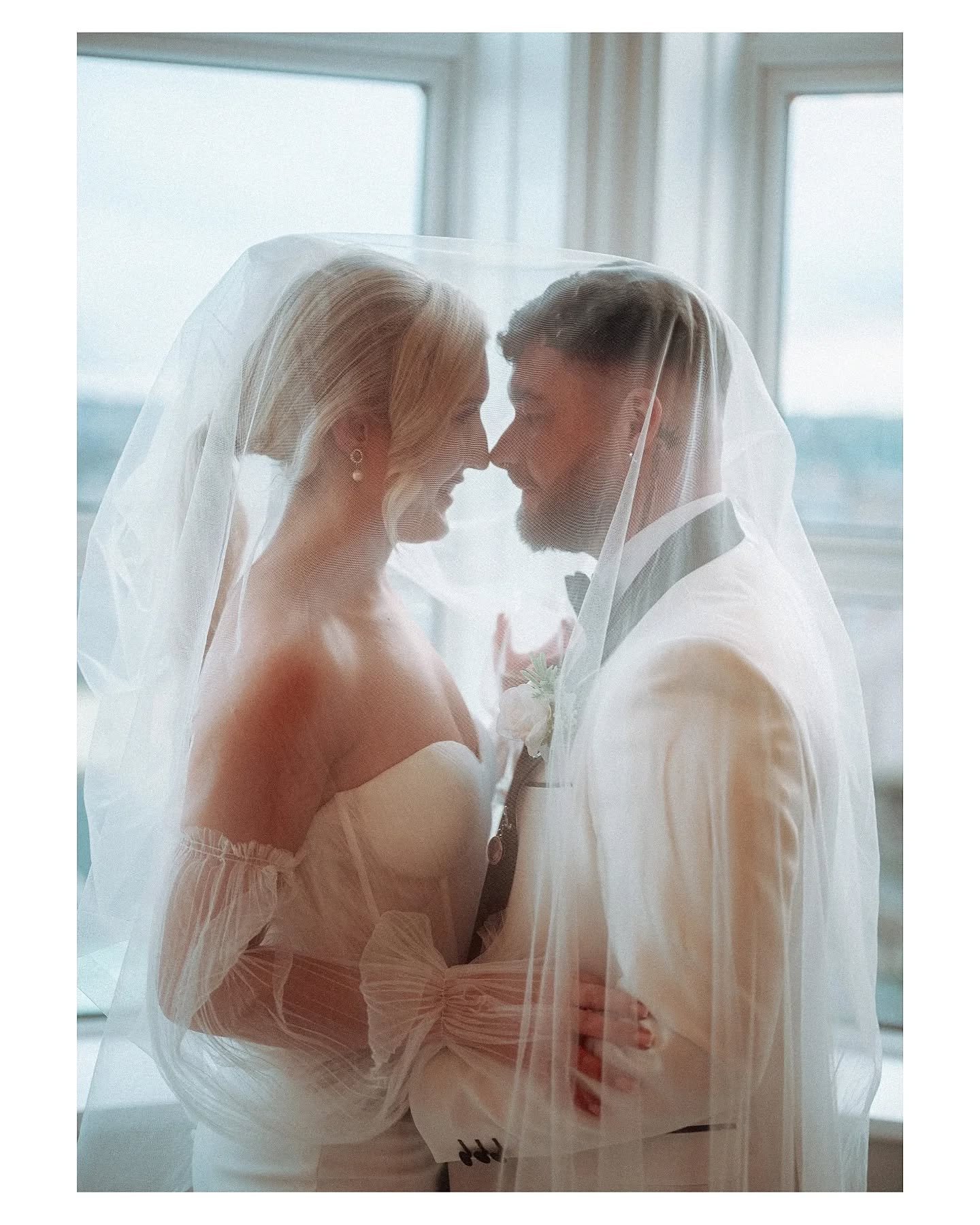 Hayley &amp; Shane 🧡

Venue: @theaddresscork
Video: @dtweddingfilms
Hair: @mollyhoulihanhairatkida
Celebrant: @yourcelebrantireland
Make up: @enhance_makeupbyshar
DJ: @dj_jackenright
Magician: @corkmagician
Wedding dress: @bellableuvintage
Bridesmai