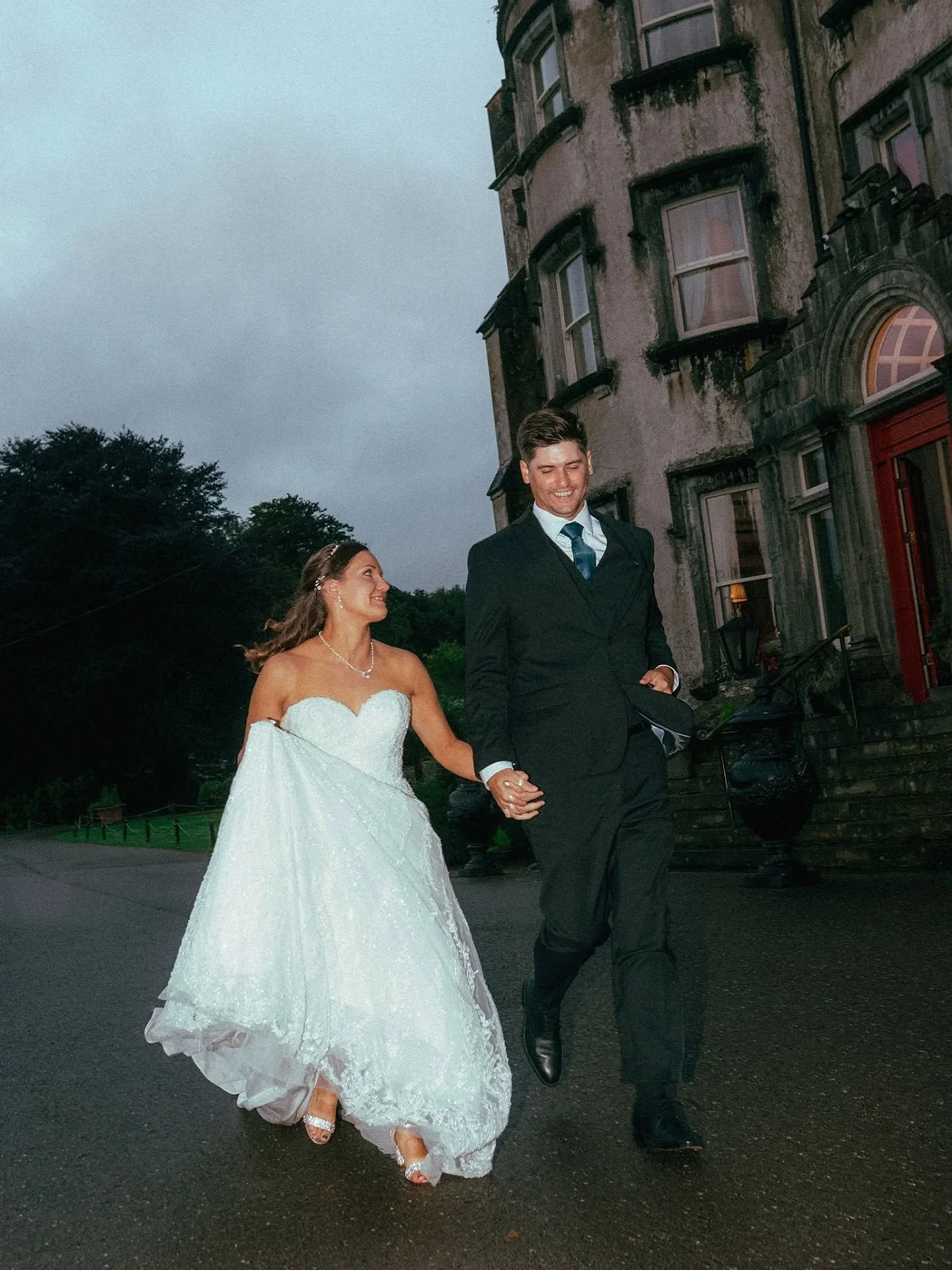 Meg &amp; Josh 🤍

Venue: @ballyseedecastle
Florist: @everyoccasionflorist 
Cake: @cakebydawn 
Quartet: @sibealmusic
DJ: @paudiewalsh_dj
Celebrant: @ealishwhillock 
Makeup: @marilynmcsweeneymakeupartist 
Hair: @triciaosullivan_hairstylist
