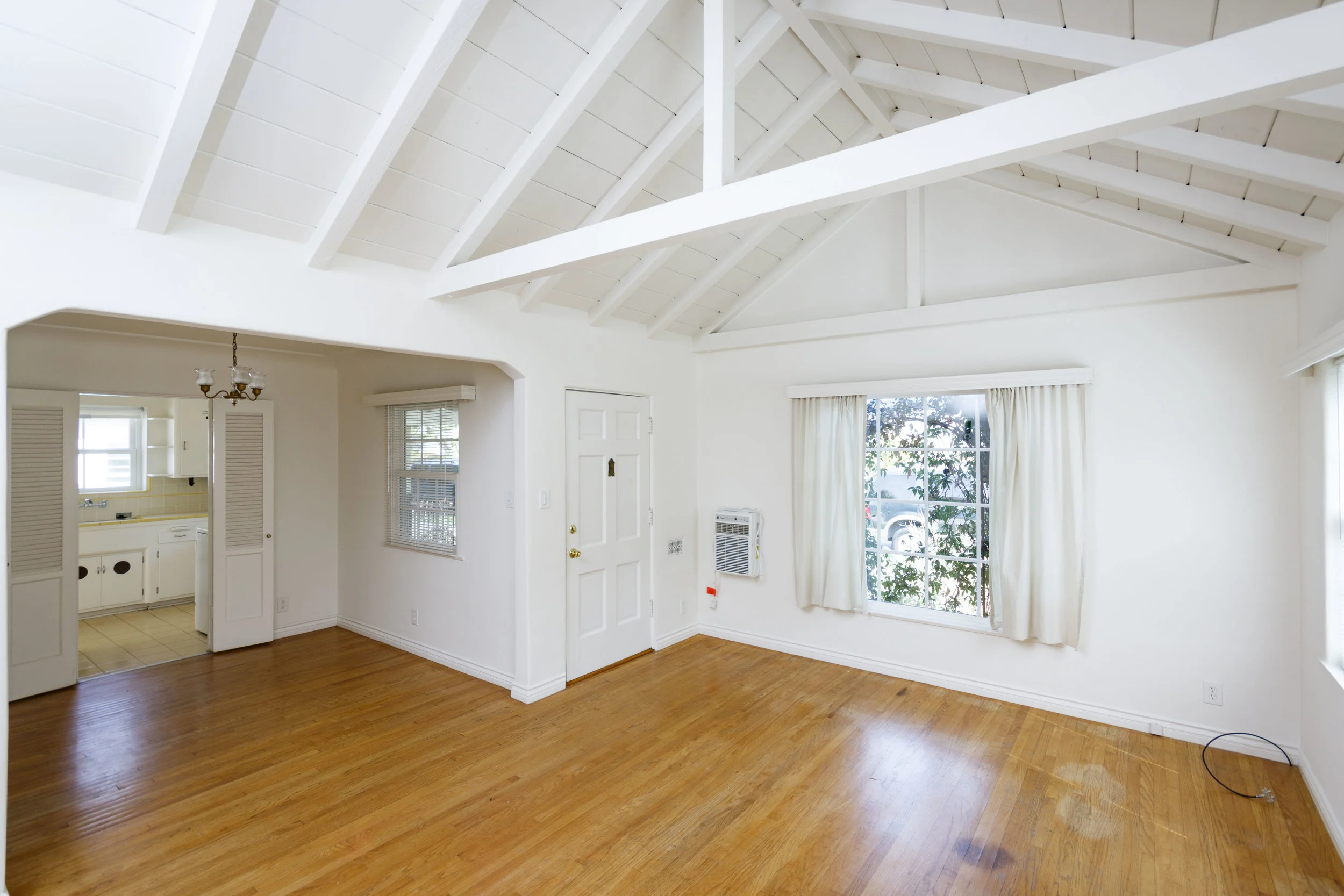 Veselich Avenue 1br 02.jpg