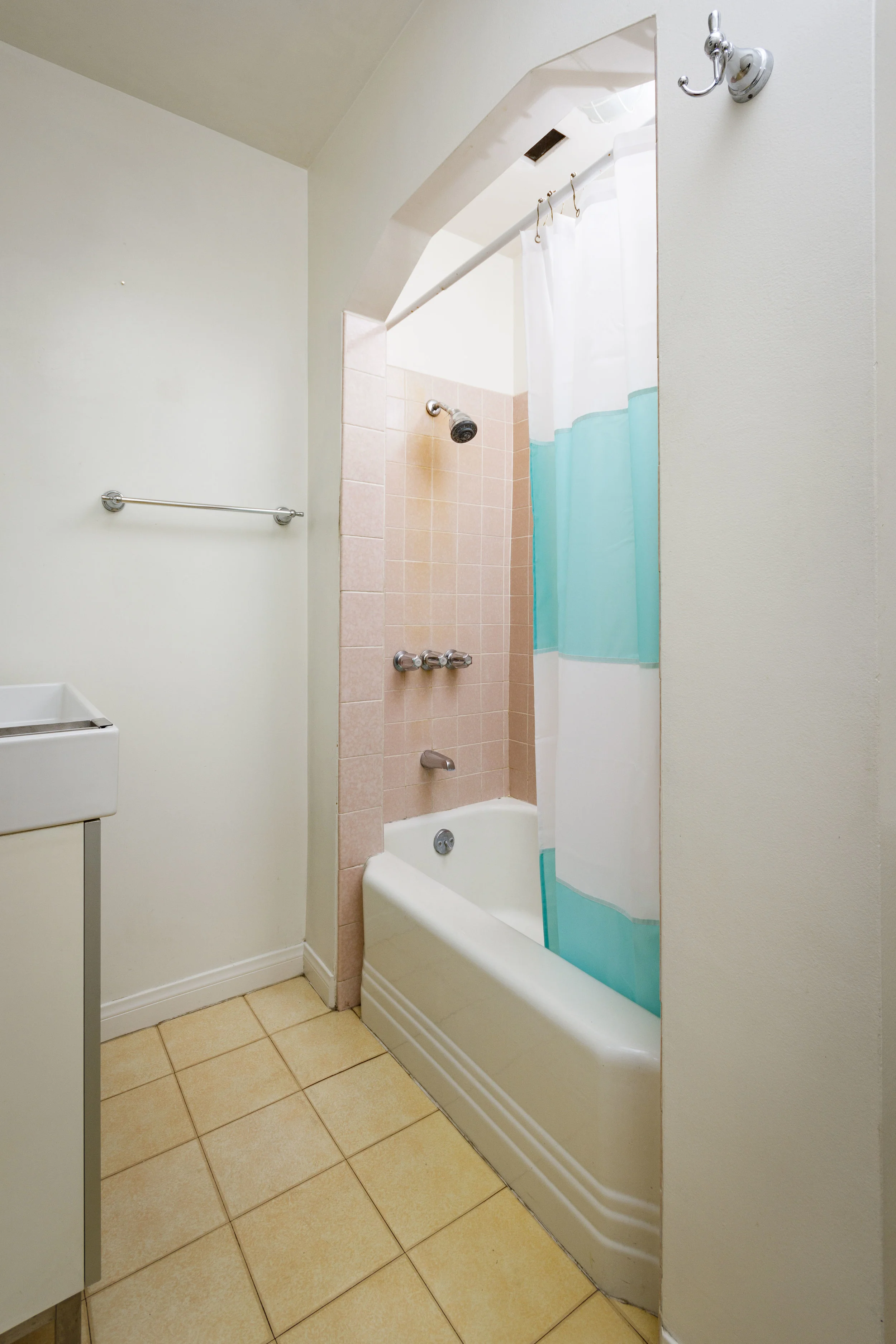 Veselich Avenue 1br 08.jpg