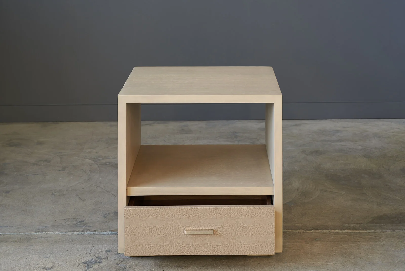 BARROW SIDE TABLE_b.jpg