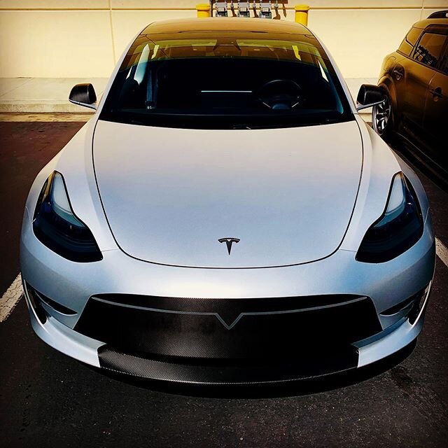 A little added protection for the front end 👌🏼 #tesla #teslamodel3 #carbonfiber #customwraps #vehiclewraps #teslamotors #dualmotor #vinylstyles #dontpaintitwrapit #paintisdead #bayarea #sf