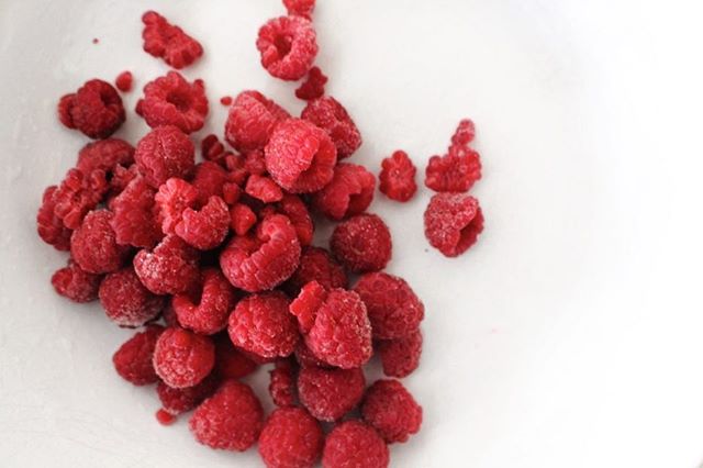 ❤️DID YOU KNOW❤️ Raspberries boost immunity and protects against cancer! They&rsquo;re also delicious 👏🏼 #thursdayvibes