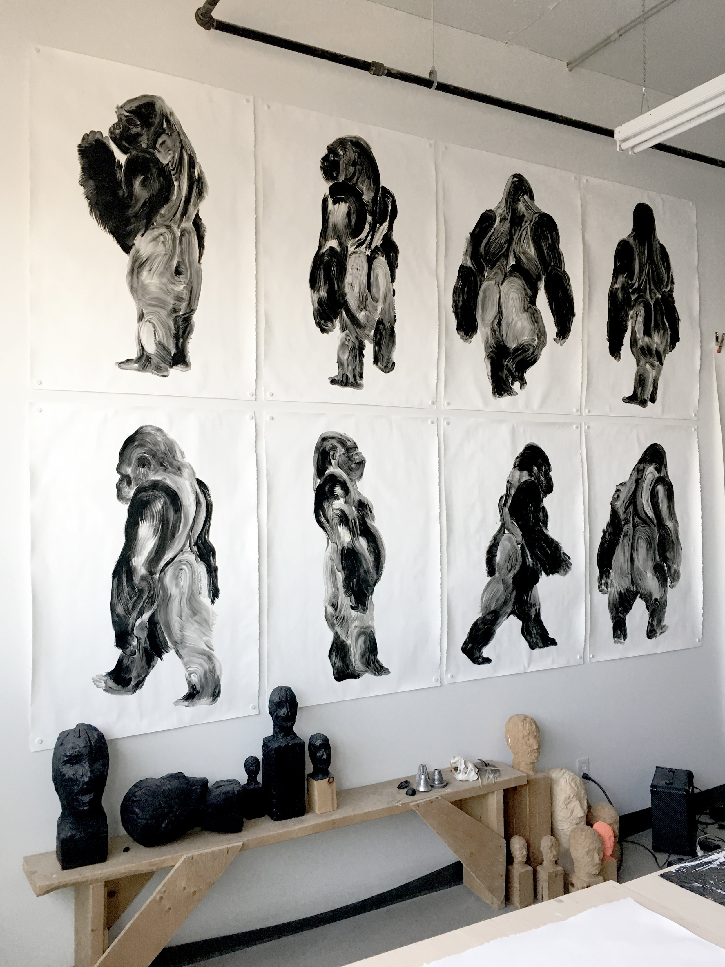  Série des gorilles, sculpture à la chainsaw  Atelier sur De Gaspé    