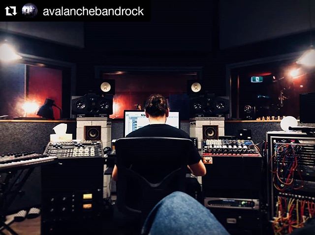 Good time's were had working with @avalanchebandrock over the weekend!! 🤘🤘 #Repost @avalanchebandrock (@get_repost)
・・・
Day 2 @defwolfstudios heaps of new shit coming next year! In the mean time we're going on tour for the re-release of our first E