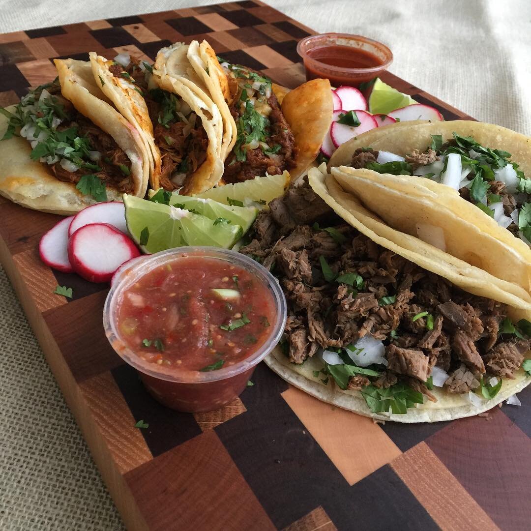 #TacoTuesday courtesy of local taco expert @theprettytaco 🌮🔥🌮🔥 /// #greenville360 #yeathatgreenville #sawdust #handmade #wood #wooden #woodworking #woodwork #woodart #flooring #hardwood #cheeseboard #cuttingboard #butcher #butcherblock #charcuter