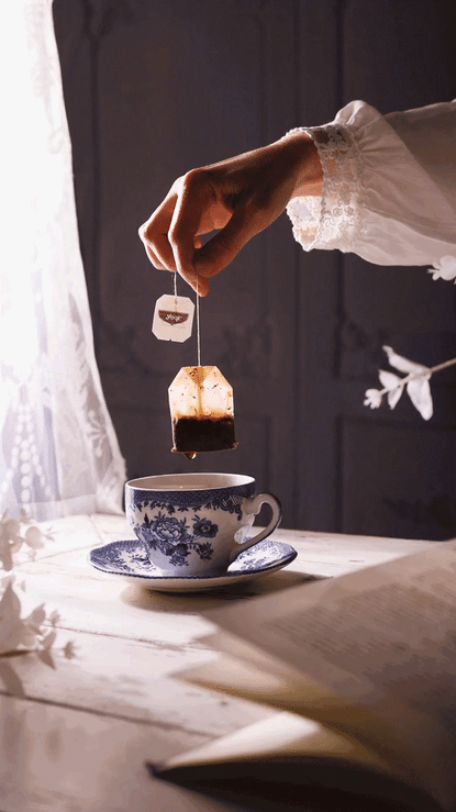  Commercial cinemagraph of a tea bag dripping into a tea cup, in vintage style. Captured by San Diego based food and drink photographer Amy Carson. 