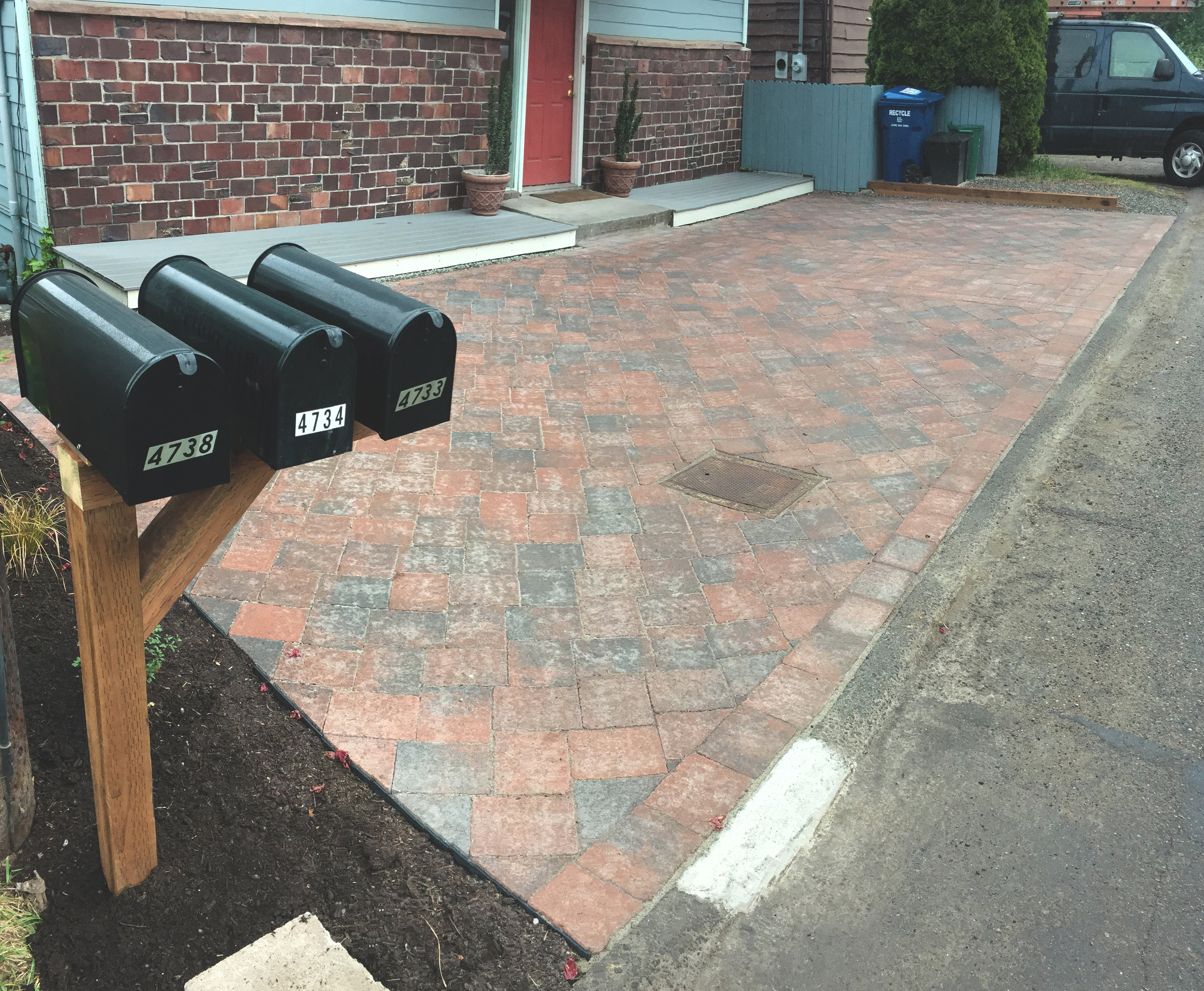 Herringbone pattern paver driveway (Built with RumbleStone Pavers)