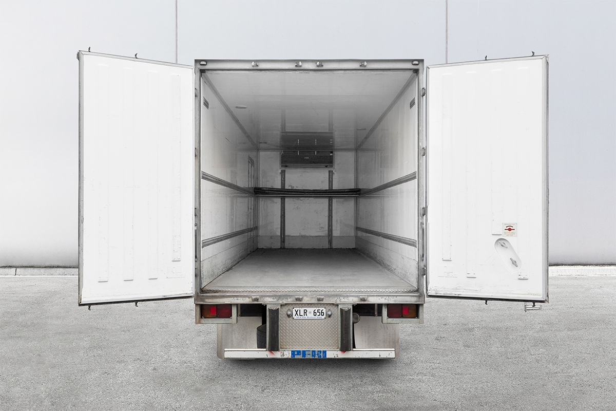 Hino-14Pallet-rental-truck-box-interior.png