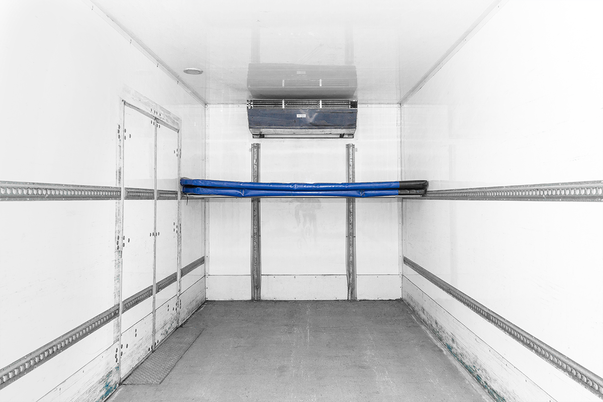 Hino-14Pallet-rental-truck-box-interior2.png