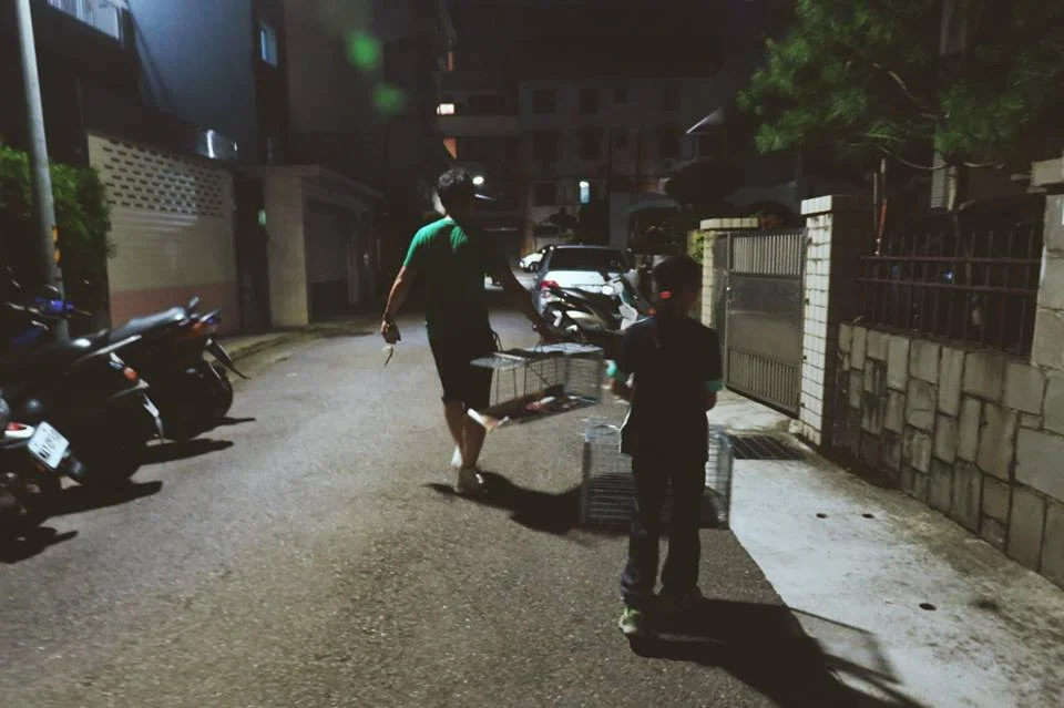 小小兵提著重重的籠子跟著菜鳥出任務囉！ 照片來源：Ella