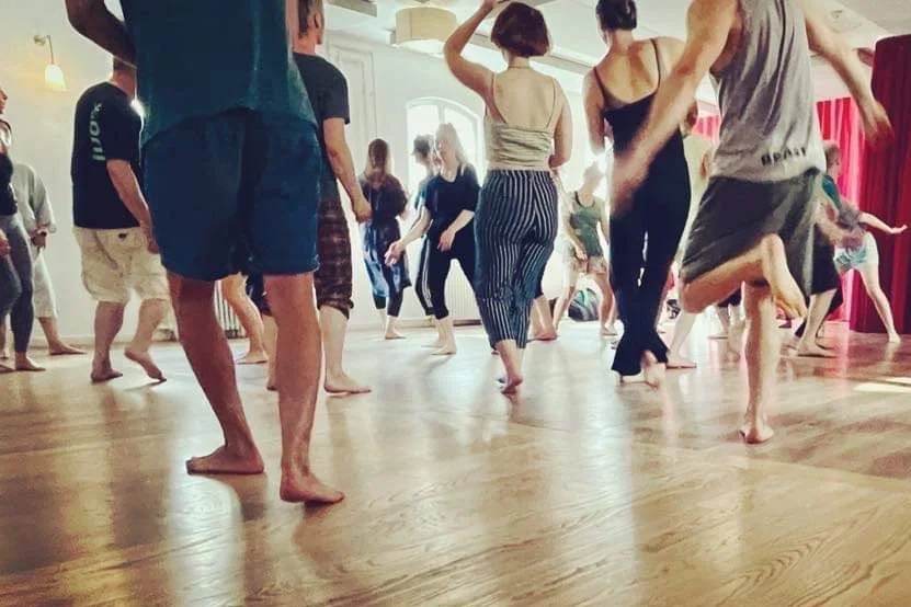 En stor gruppe af dansende glade mennesker i Absalon