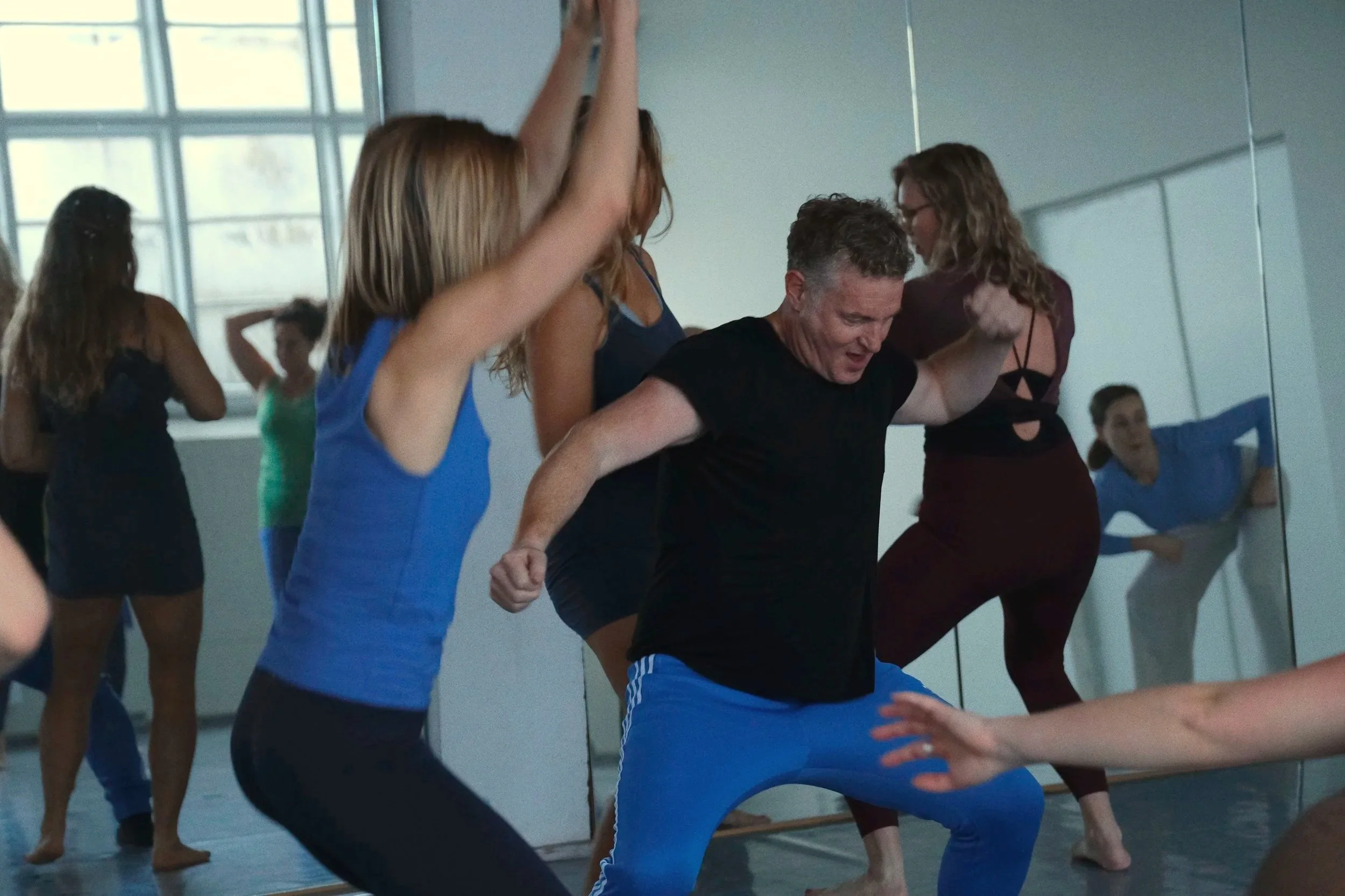 Mand og kvinde danser i højt tempo