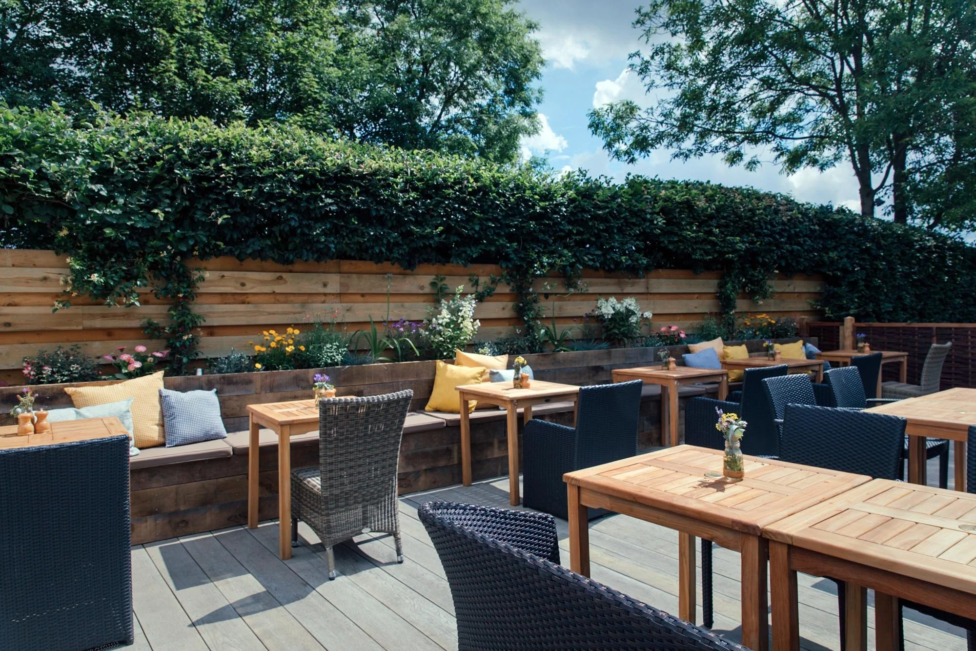 Red Lion Refurb July 2017 HiRes Outside Seating 3_Web.jpg