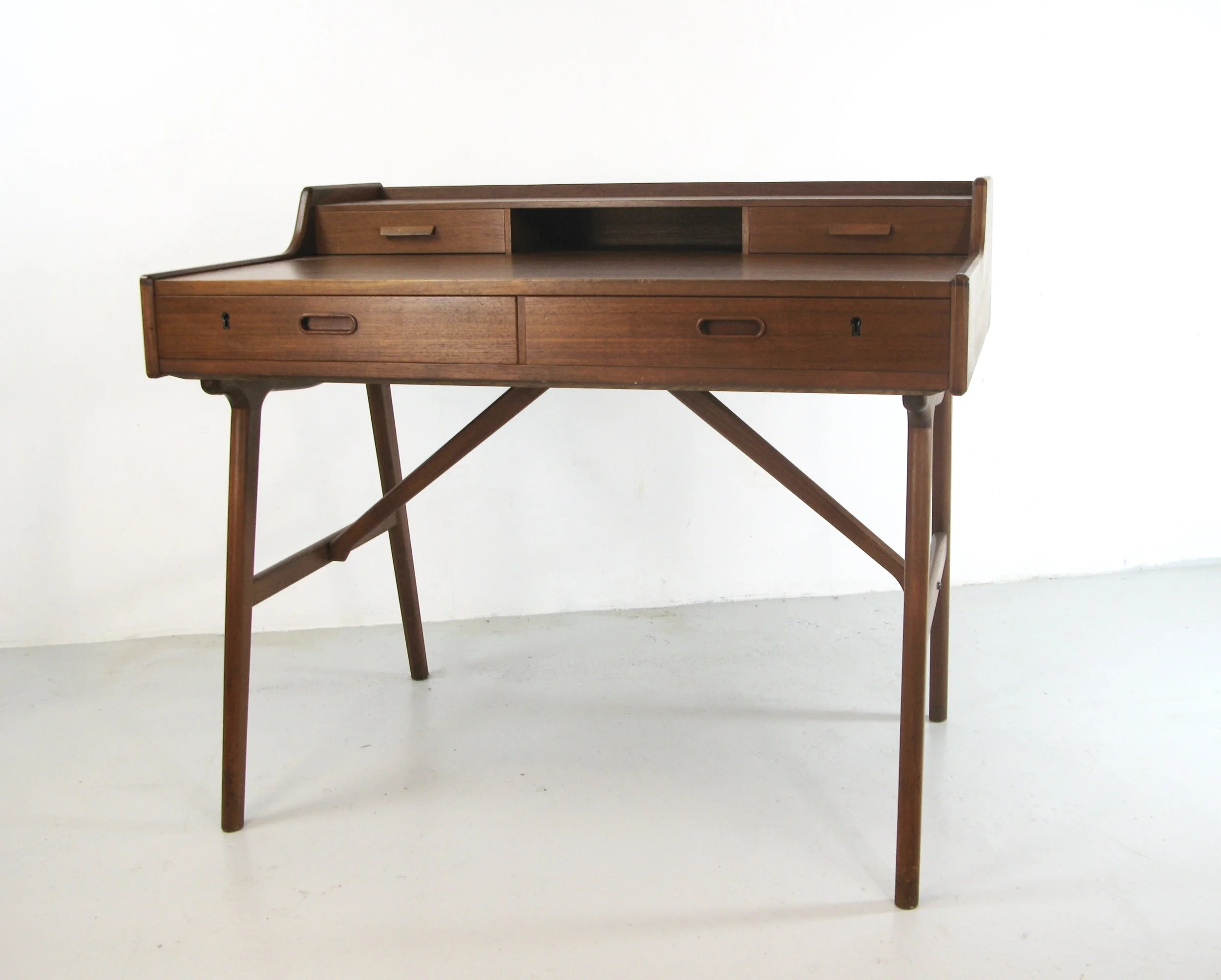 Arne Wahl iversen number ladies desk