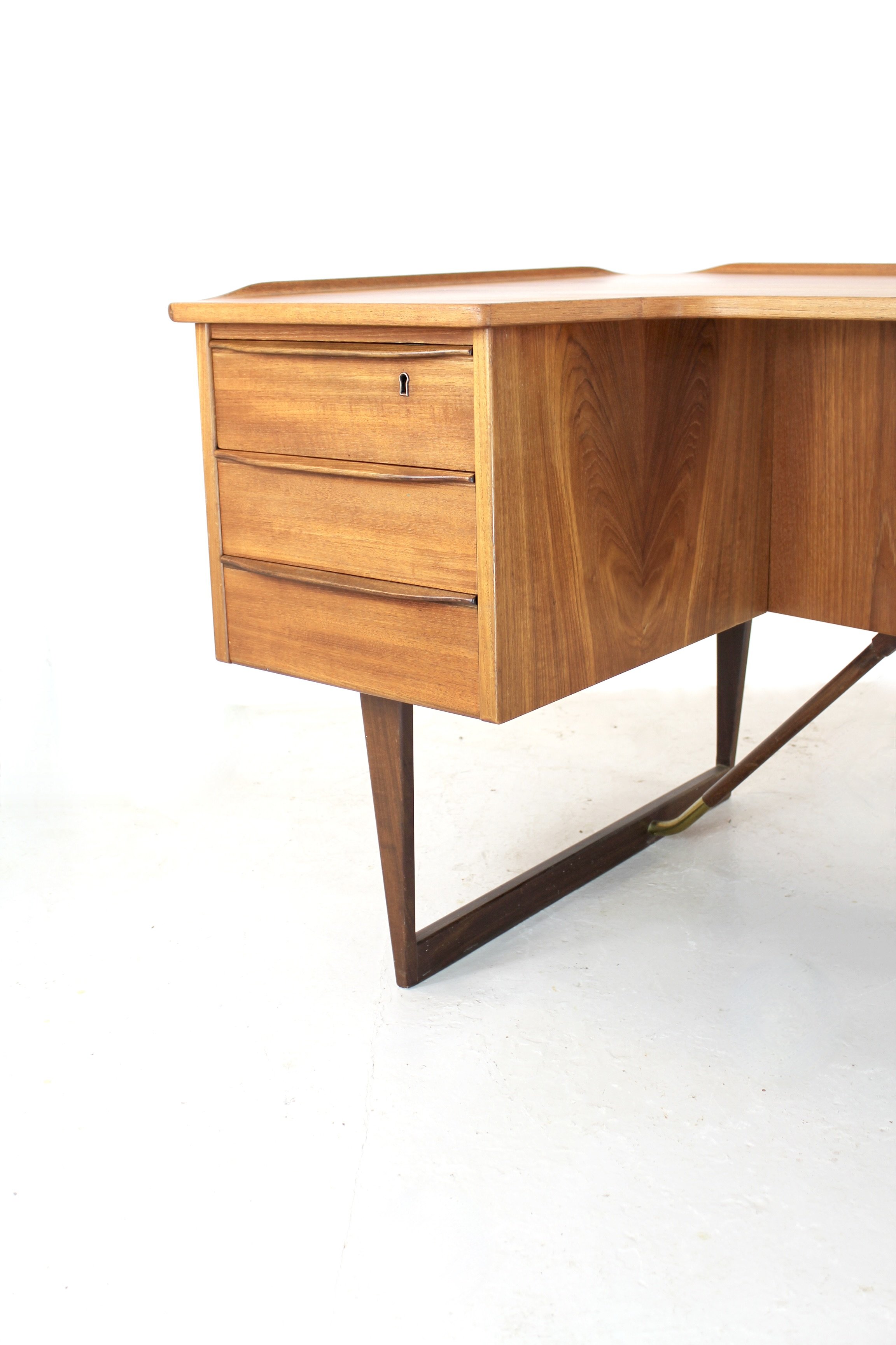 Lovig boomerang desk