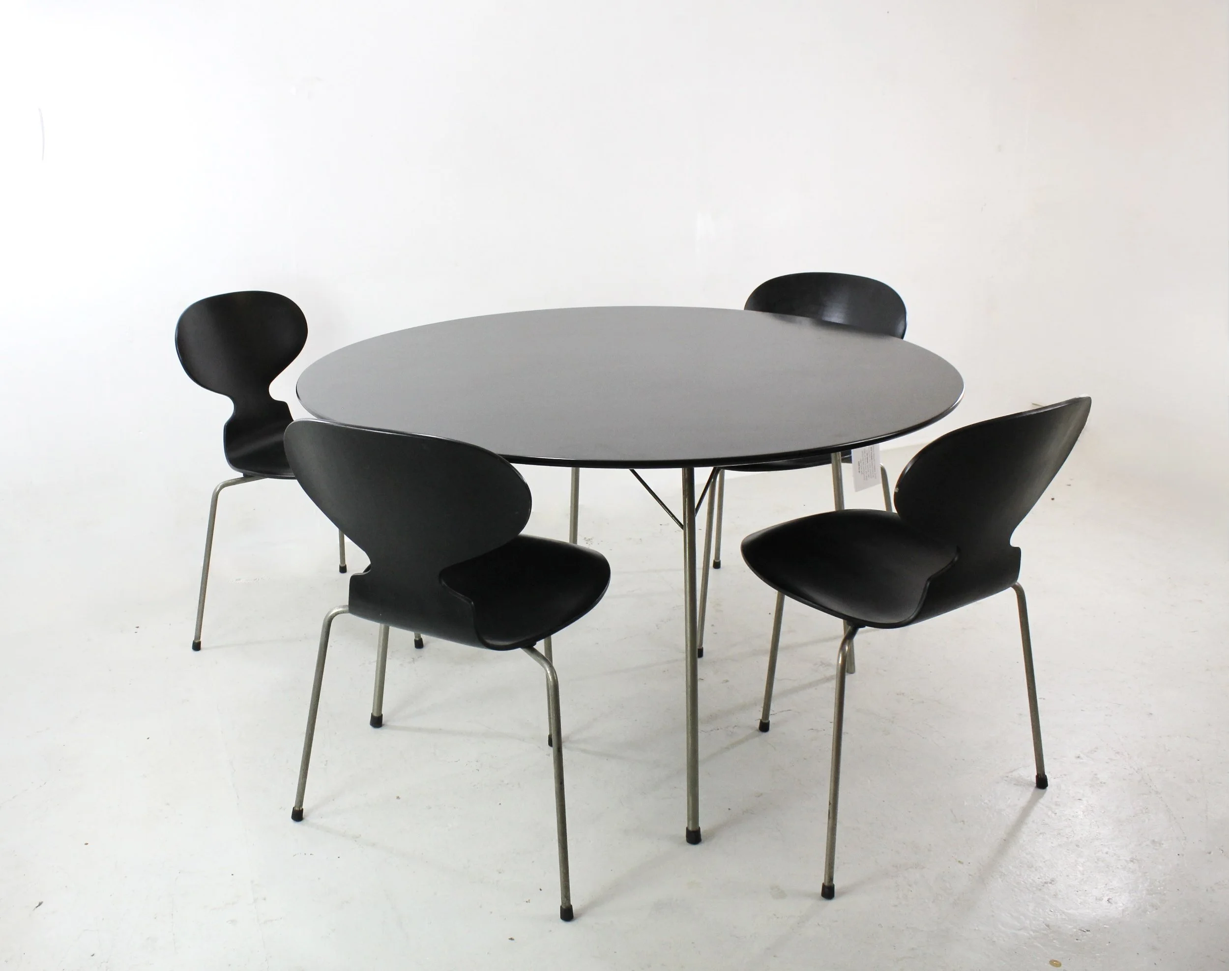 Arne Jacobsen chairs and table