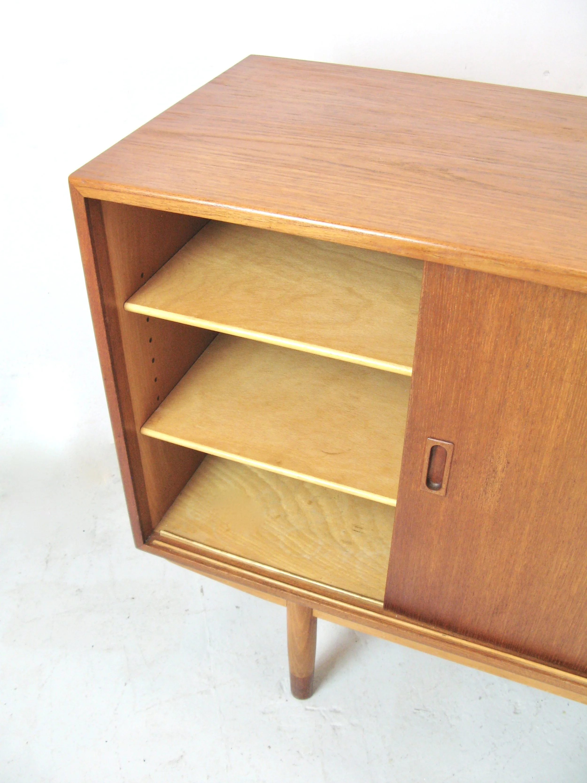 internals of borge mogensen sideboard