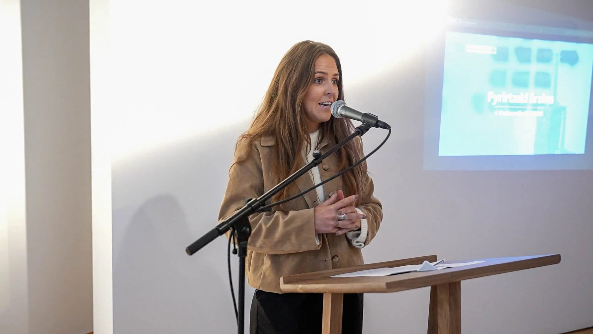 Klipp wide.00_01_53_23.Still016.jpg