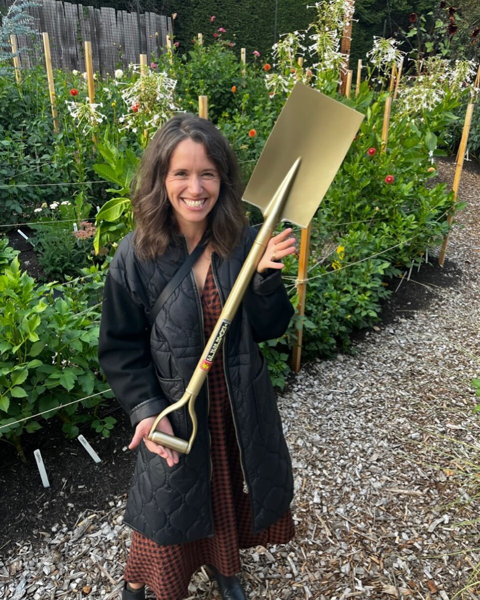 somebody got a nice prezzie! 
introducing ariel @rockrose.farm with her new niwaki golden spade. 
📸 sent to us by steve. thanks steve, so great to see that happy smile.  #flowerfarmer #cutflowers #cutflowergarden #flowers #flowerfarming 
#goldenspad